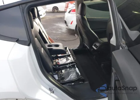 2022 Tesla Model Y Long Range Dual Motor All-Wheel Drive z USA, uszkodzony, nr VIN 7SAYGDEE6NF480132